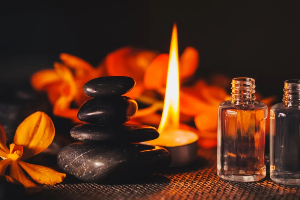 Masaz relaksacyjny - terapeuta podczas zabiegu w studio spa
