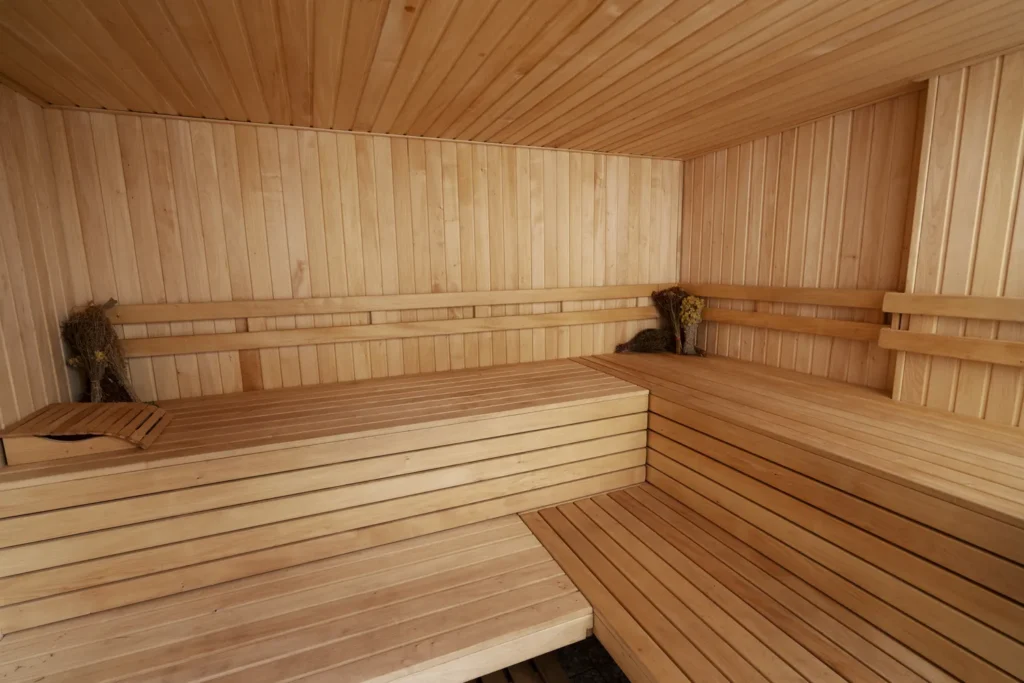 Sauna w plenerze - odpoczynek w ciszy ogrodu o zachodzie slonca